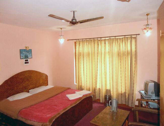 Hotel Lake Scene, Srinagar 3